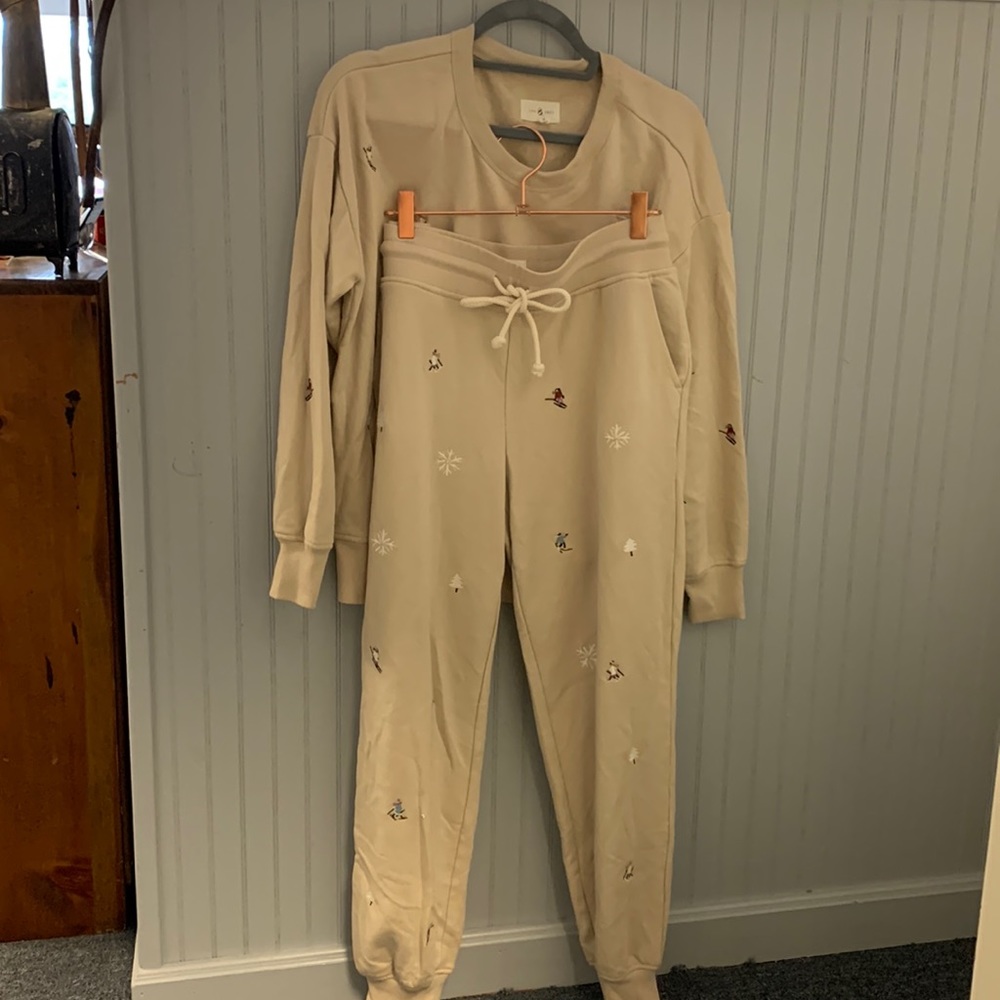 Lou & Grey Lounge Set- Medium Tan w/ski motif